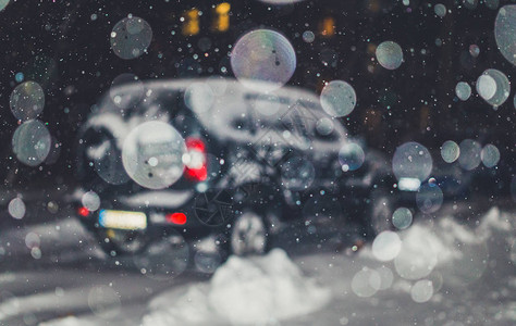 夜间城市的雪暴巨大的漂流和图片