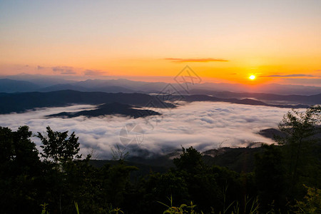 夕阳与薄雾远眺群山图片