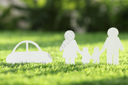 家庭与汽车在新鲜草地上的切纸和汽车图片