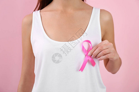 女在彩色背景特写乳癌认识方面持图片
