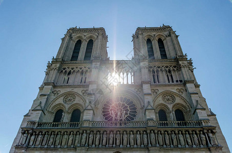 中午刺眼的阳光透过巴黎圣母院的门面图片