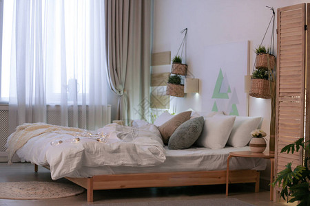 时尚的公寓配有舒适的大床房间内部图片