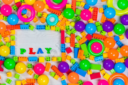 特写彩色玩具积木戒指联锁乐高字母木砖儿童建筑游戏件的顶视图照片图片