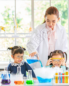 科学老师向亚洲学生教授化学品图片