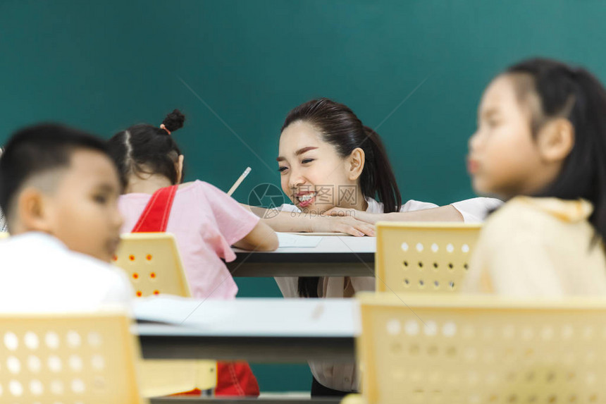 在课堂上老师关注女孩的集体活动集图片