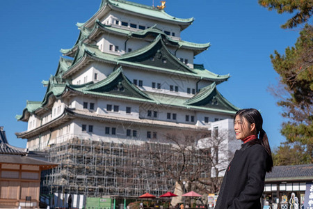 冬天站在名古屋城堡旁边的亚洲女孩在日本著名的城堡里图片