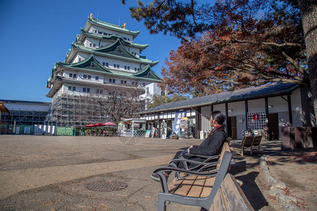 冬天站在名古屋城堡旁边的亚洲女孩在日本著名的城堡里图片