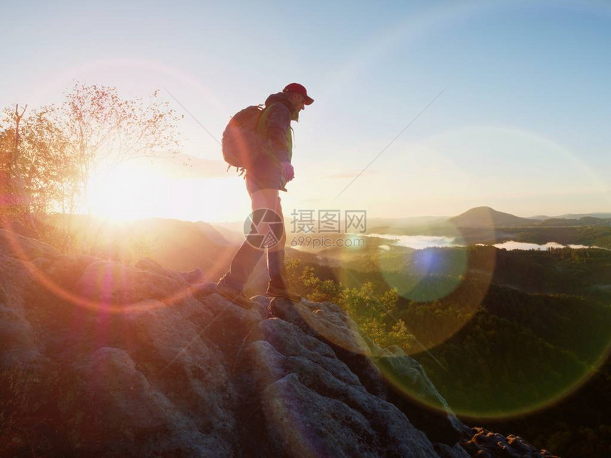 登山背包在山上的徒步旅行者山脉鼓舞人心的日出景图片