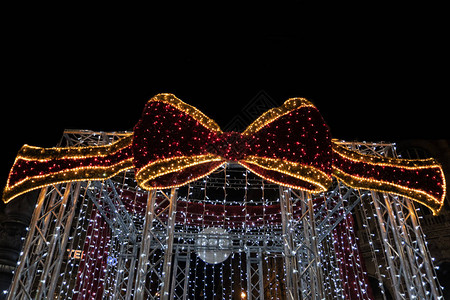 街头圣诞树装饰品和灯光圣诞球图片