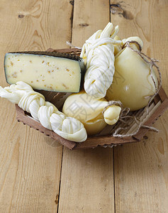 木制背景上不同类型的奶酪奶酪拼盘图片