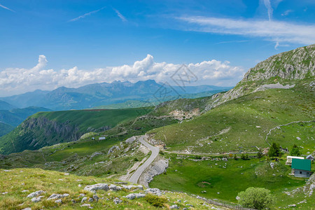 高山草甸中风景如画的村庄全景图片