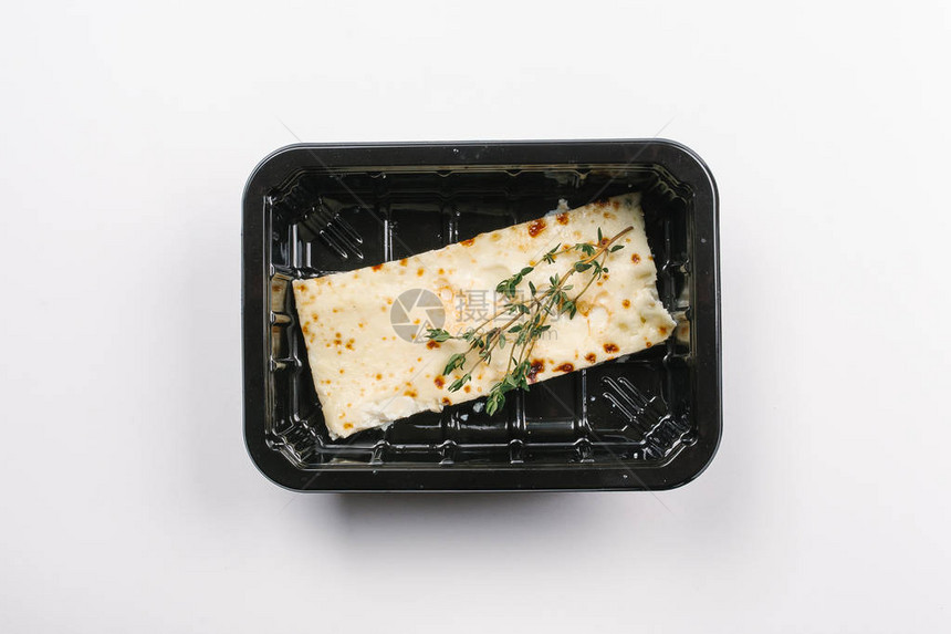 白色背景含奶酪锅炉的盒子中适当营养图片