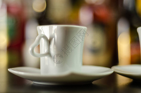 酒吧的陶瓷杯中的黑咖啡公共场所的能量图片