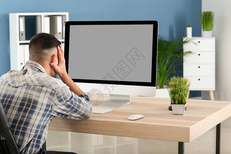 年轻人在计算机工作时犯错后情绪激图片