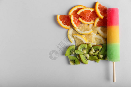 浅色背景中带水果的美味冰棒图片