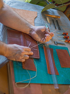 在车间缝制皮革零件手工造皮背景图片