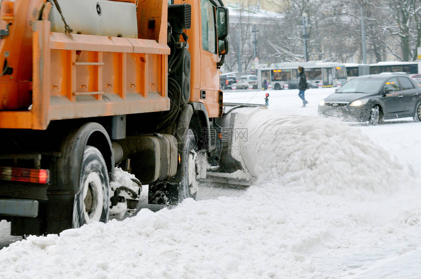 晚上在城市下雪了他的清洁去了除雪车他们清理了城市图片