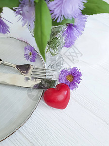 盘子白色木质背景上的菊花心图片