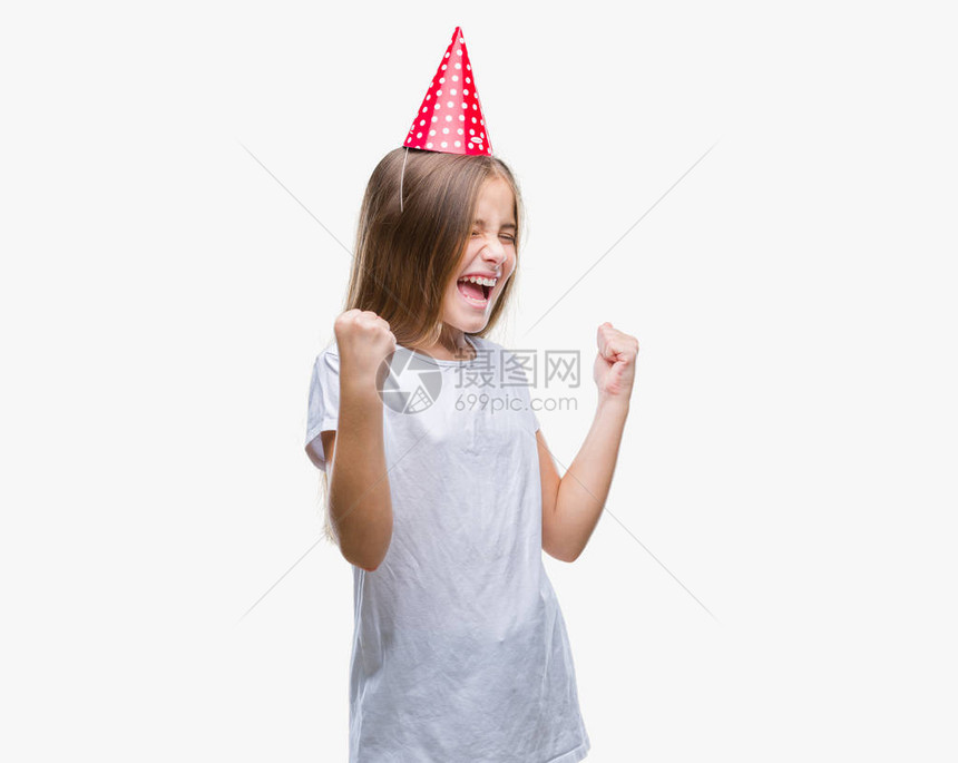 年轻漂亮的女孩在与世隔绝的背景下戴着生日帽图片
