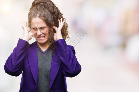 身着校服和眼镜的棕发女学生年轻女孩在孤立的背景下用手指遮住耳朵图片