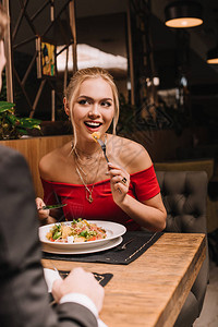微笑着的女子在餐厅和男朋友一起图片