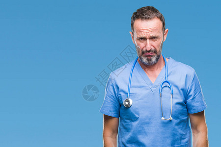 身穿医疗制服的中年男医士在孤立的背景下感到沮丧图片