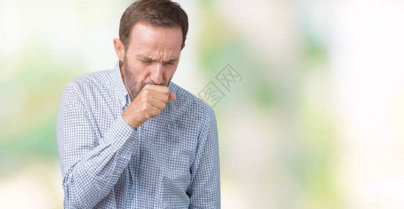 患有孤立背景感觉不舒服和咳嗽等感冒或支气管炎症状的英俊中年优雅老年男图片