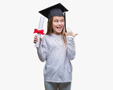 身着研究生帽子的年轻漂亮女孩持有学位图片