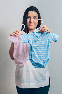 孕妇在室内露出婴儿体服有选择地关注前图片