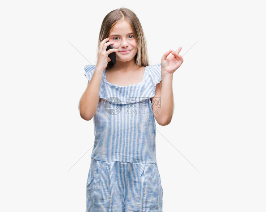 年轻美丽的女孩在电话上聊天用孤立的背景交谈非常快乐地用手和指对着侧图片