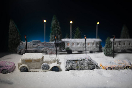 被雪覆盖夜景新年或圣诞节的概念图片