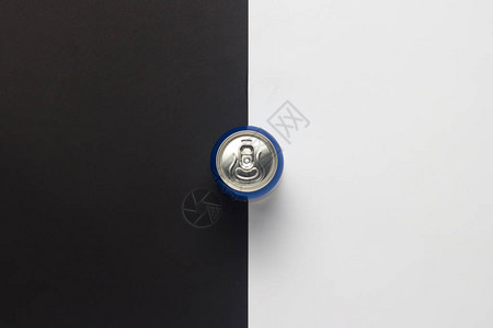 锡罐与黑白背景上的饮料极简主义白天和黑夜咖啡因能量饮料的概念图片
