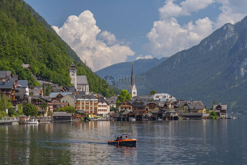 奥地利萨尔茨卡默古特州哈斯塔德西阿尔卑斯山世界遗产湖边城镇附近的Hallstetterse图片