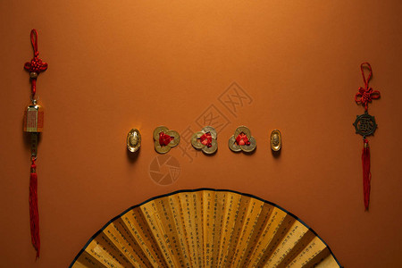 传统金装饰和风扇棕色背图片
