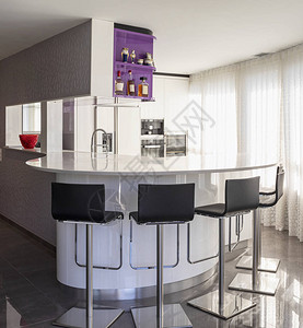厨房有紫色和白色的衣柜图片