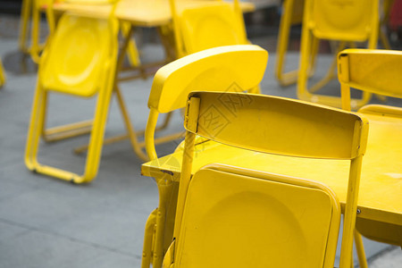 户外餐厅的黄色钢椅为开放式餐厅或啤图片