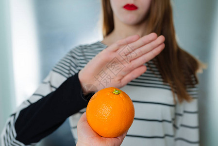 柑橘水果过敏概念食物不宽容年轻女孩拒绝吃橙图片