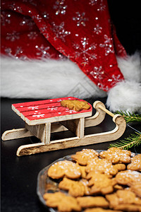 木制玩具雪橇圣诞老人帽子和圣诞饼干姜图片