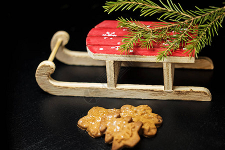 带圣诞树和圣诞饼干的木玩具滑雪图片