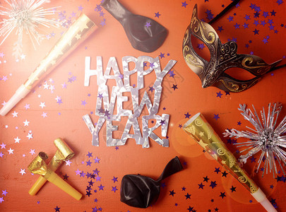 新年庆典用应过滤器和透镜照明弹在深木背景图片