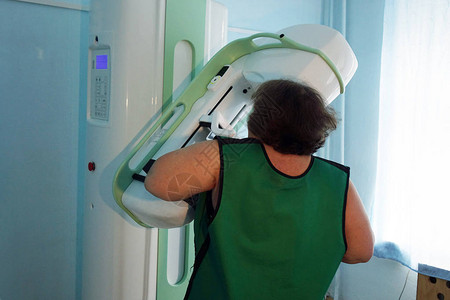 诊所的乳房X光检查设备一名妇女正在图片