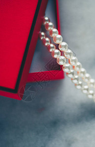 红色礼盒中的精美珍珠奢华礼物图片