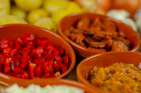配有香肠西班牙传统食物饭菜的图片