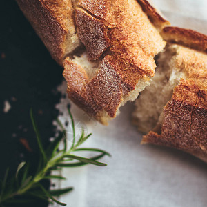 土自制食品和糕饼风格的概念粗制全麦面包食图片