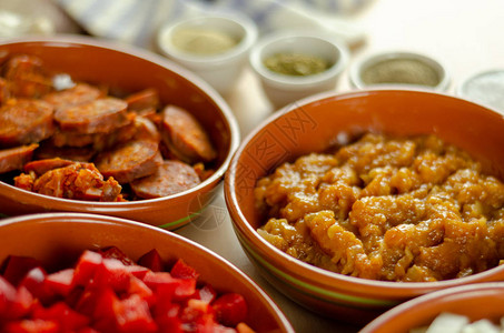 配有香肠西班牙传统食物饭菜的图片