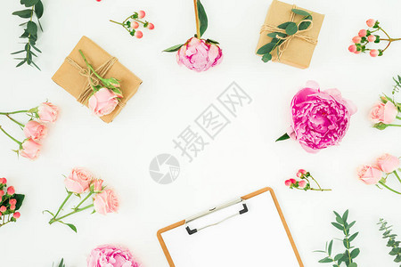 粉红玫瑰高柱和树叶的圆形框图片