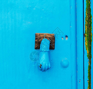 门有黄铜敲门的手形漂亮的房子入口图片