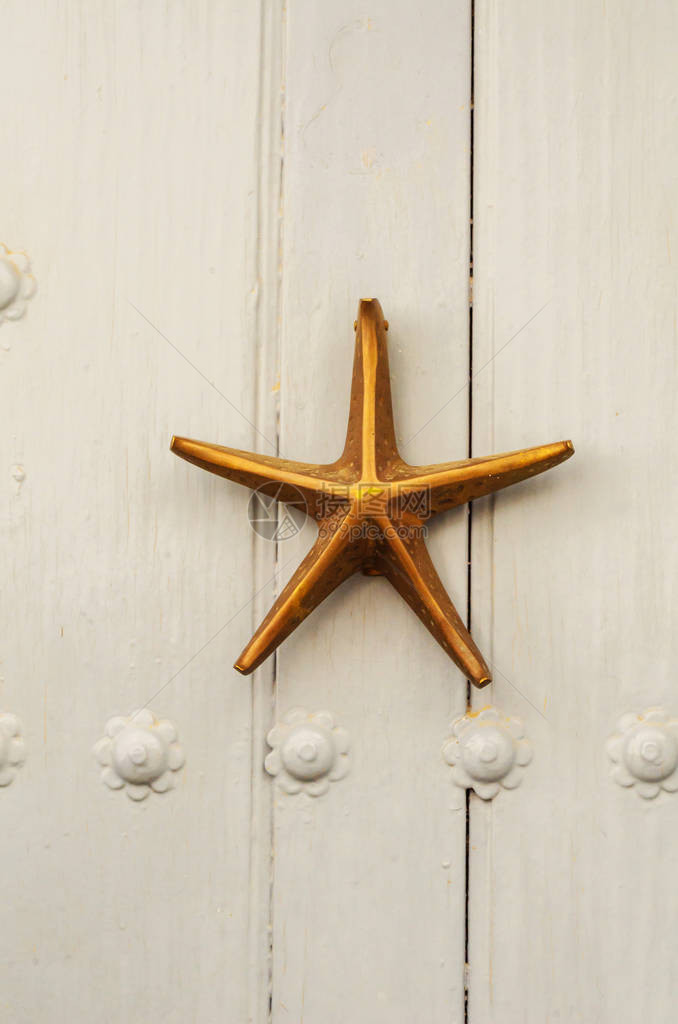 门上装有海星形的黄铜敲门漂亮的房子入口图片