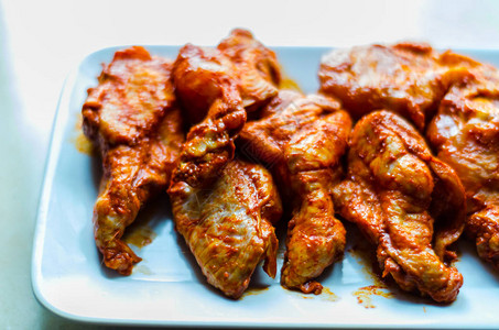 鸡翅在烧烤酱里被烤鸡翅炒熟典型的美国小吃图片