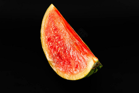 黑色背景的新鲜西瓜清新和健康零食热带水果图片
